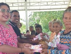 Warga Desa Umalor Terima Bantuan Langsung Tunai (BLT) Tahap Satu