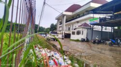 Tak Semegah Namanya, Gedung DPRD Malaka Dihiasi Sampah